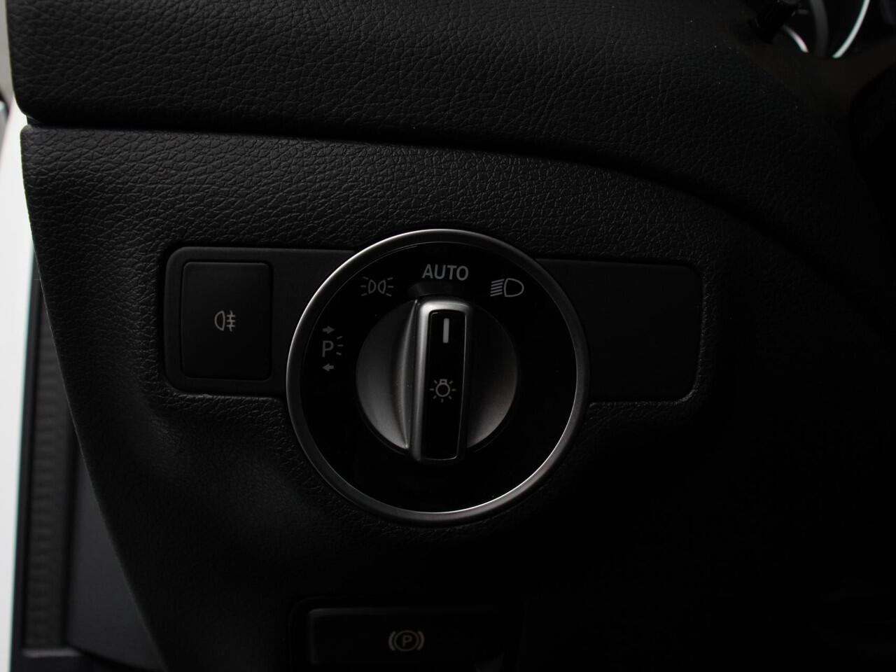 Mercedes-Benz GLA-KLASSE 200 Automaat Premium Plus | AMG Velgen | Climate control | Cruise control | Navigatie | Parkeersensoren | Achteruitrijcamera | Lichtmetalen velgen | Radio | LED | Voorstoelen verwarmd | Apple Carplay/ Android Auto