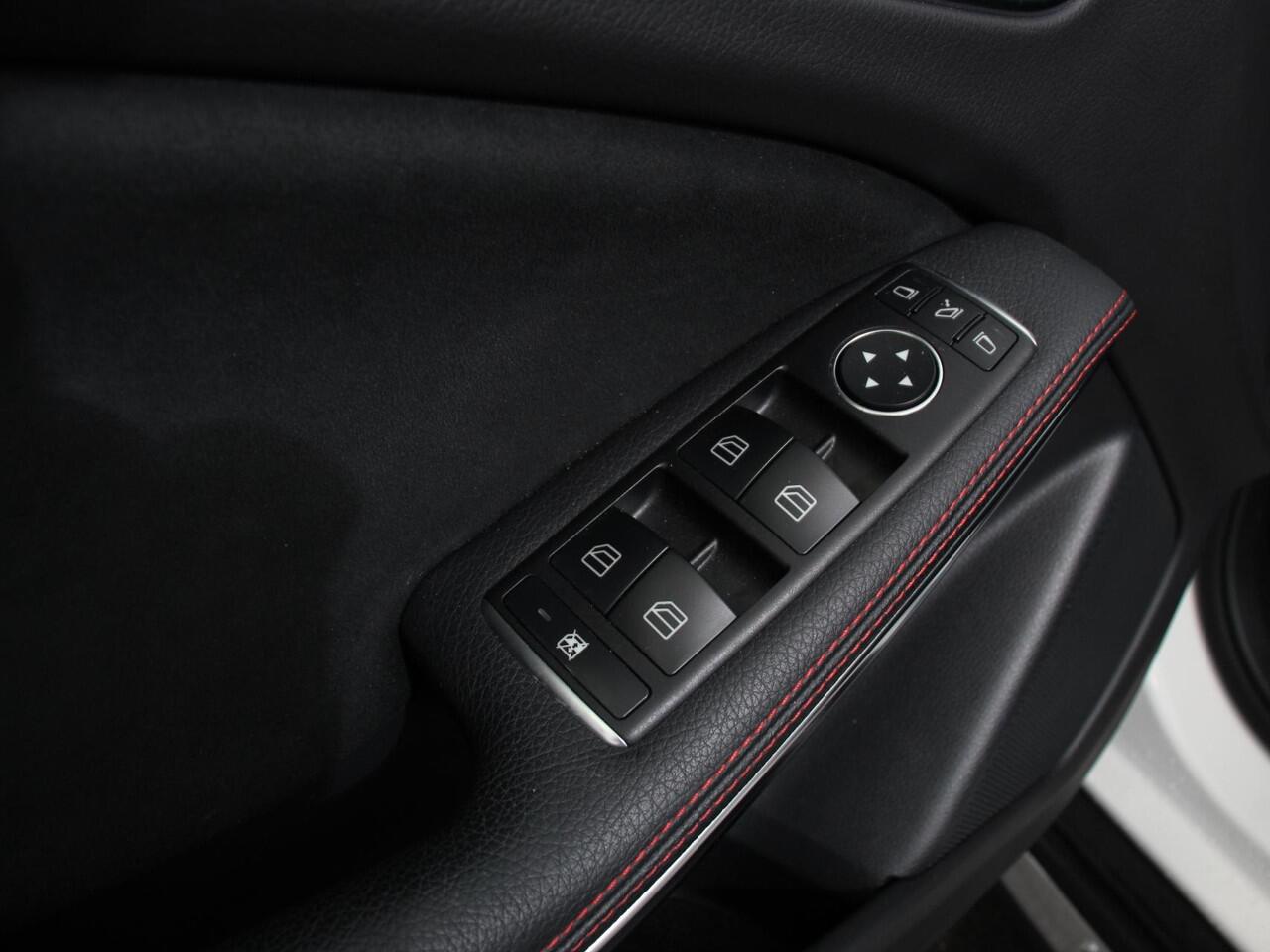 Mercedes-Benz GLA-KLASSE 200 Automaat Premium Plus | AMG Velgen | Climate control | Cruise control | Navigatie | Parkeersensoren | Achteruitrijcamera | Lichtmetalen velgen | Radio | LED | Voorstoelen verwarmd | Apple Carplay/ Android Auto