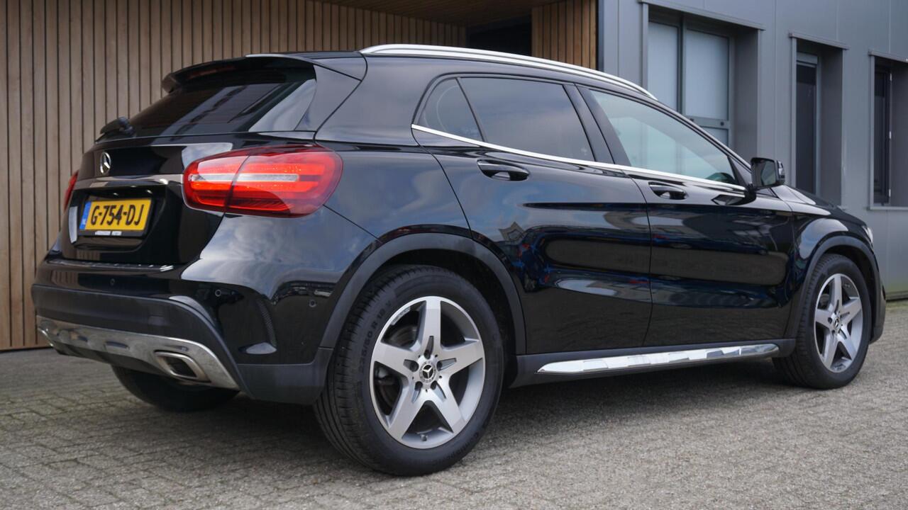 Mercedes-Benz GLA-KLASSE 180 122pk 2x AMG-Line Leder/Alcantara 18inch LM Keyless LED A-Camera *NL auto* 77686km!