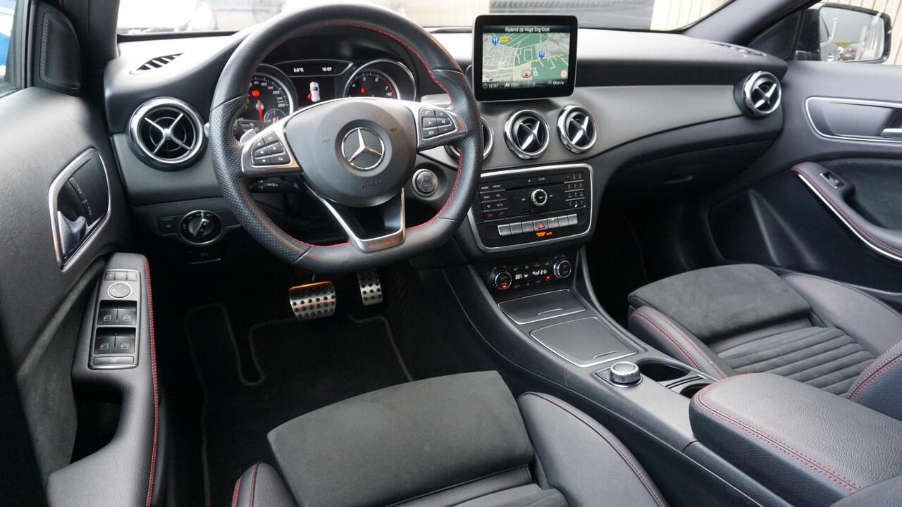 Mercedes-Benz GLA-KLASSE 180 122pk 2x AMG-Line Leder/Alcantara 18inch LM Keyless LED A-Camera *NL auto* 77686km!