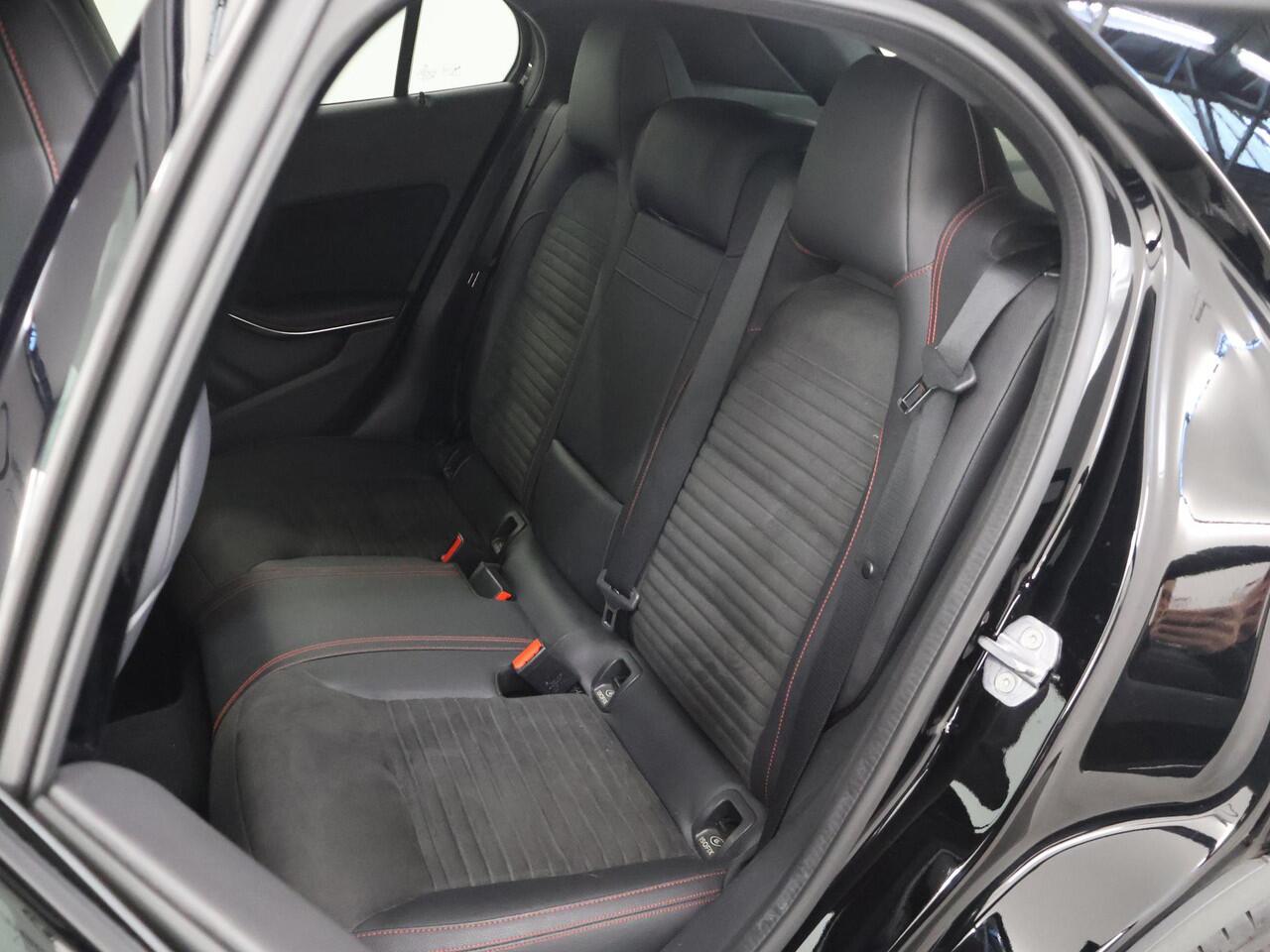 Mercedes-Benz GLA-KLASSE 180 Business Solution AMG Limited | Night | Stoelverwarming | Achteruitrijcamera | Keyless | 19" lichtmetalen velgen |