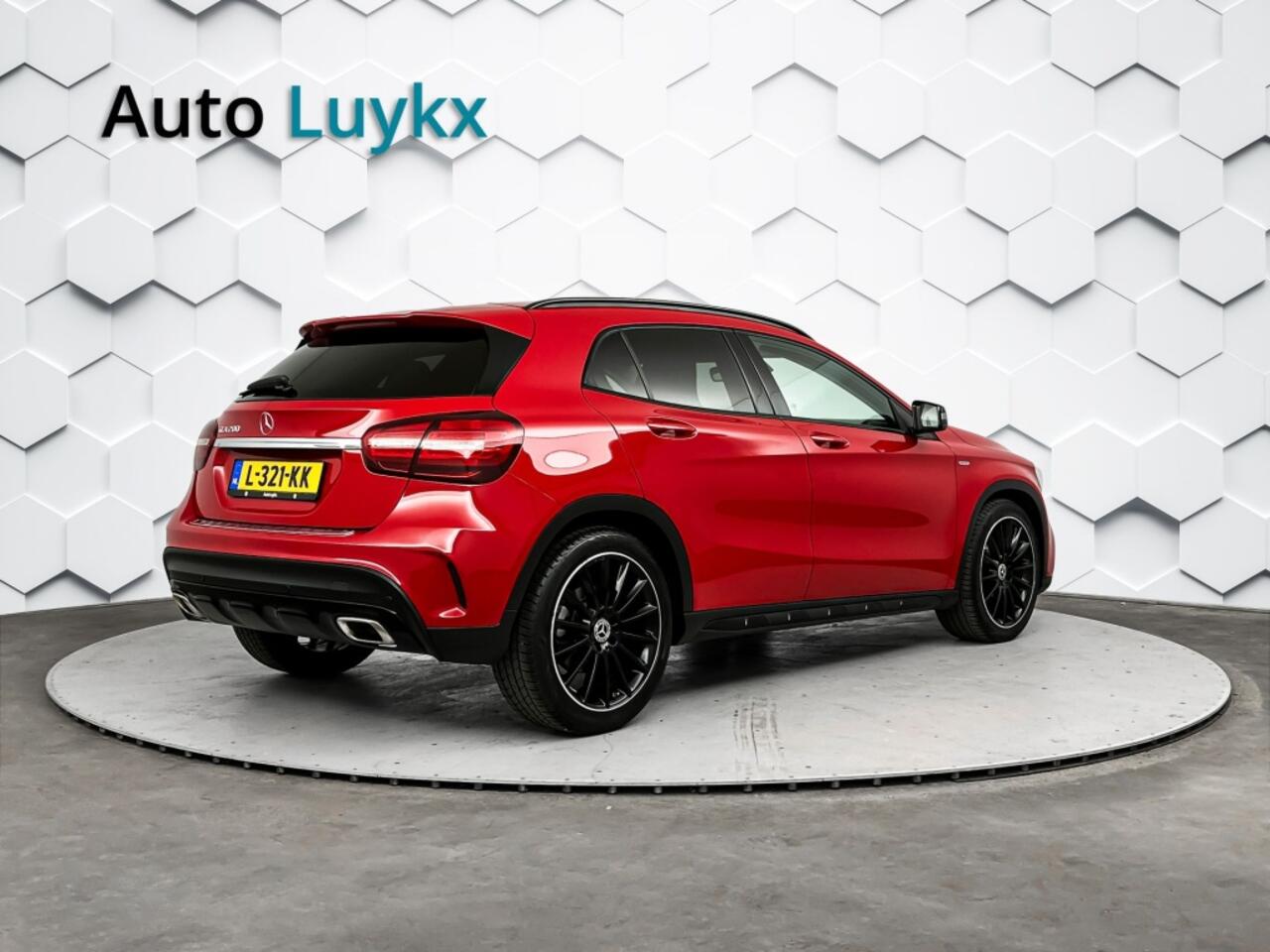 Mercedes-Benz GLA-KLASSE 200 Premium Automaat | Navigatie | Elektrische Achterklep | Lederen Bekleding