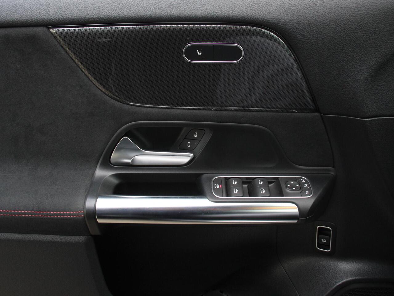 Mercedes-Benz GLA-KLASSE 200 AMG Line Automaat Nieuw model ! | Navigatie | Climate Control | Camera | Electrisch bedienbare achterklep | Dab | Led