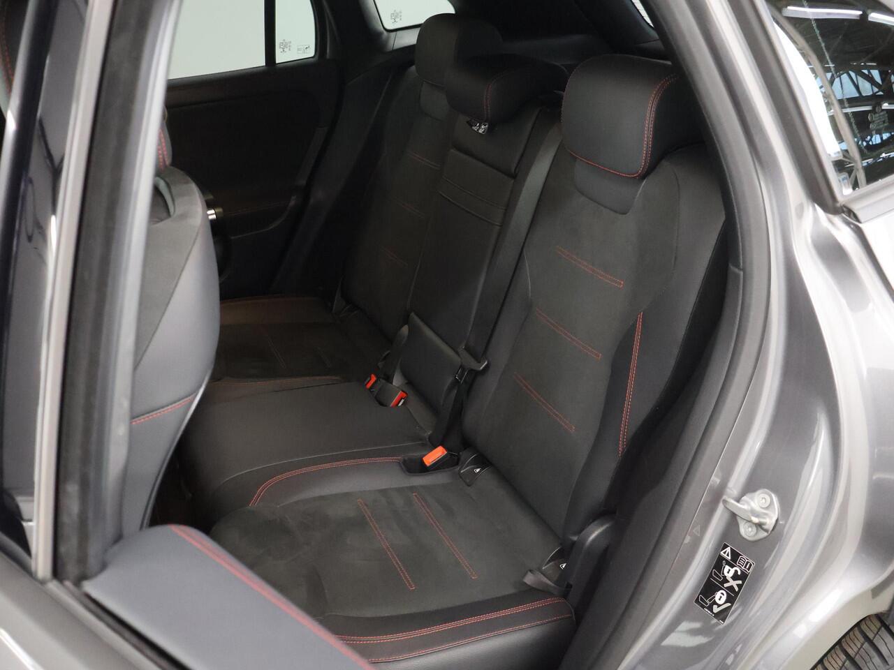 Mercedes-Benz GLA-KLASSE 200 Business Solution AMG | Night pakket | Elektrische achterklep | Stoelverwarming |