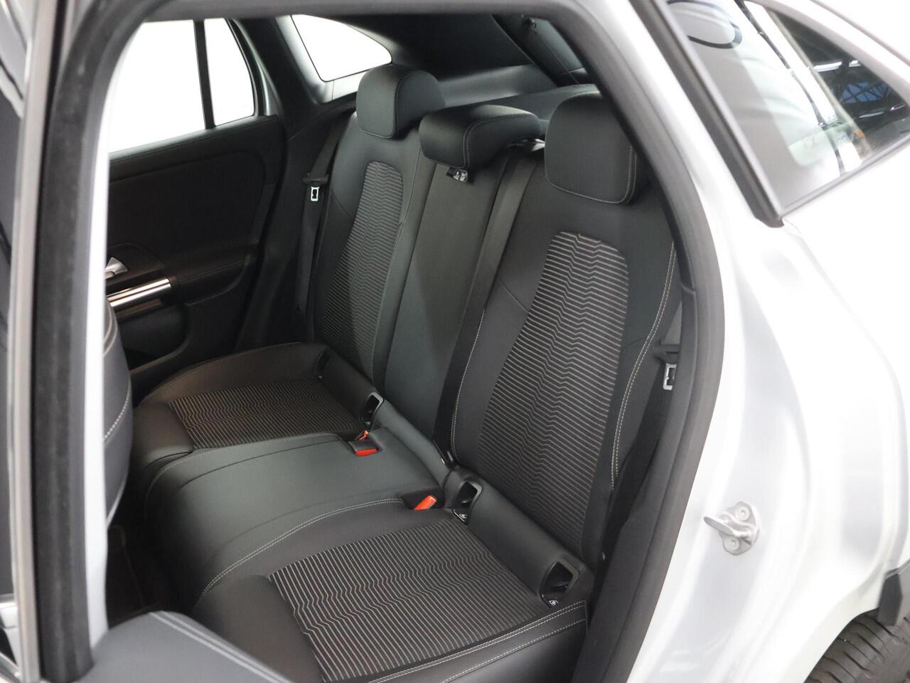 Mercedes-Benz GLA-KLASSE 250 e Style | Stoelverwarming | 360 graden camera | 18" lichtmetalen velgen | Sfeerverlichting |