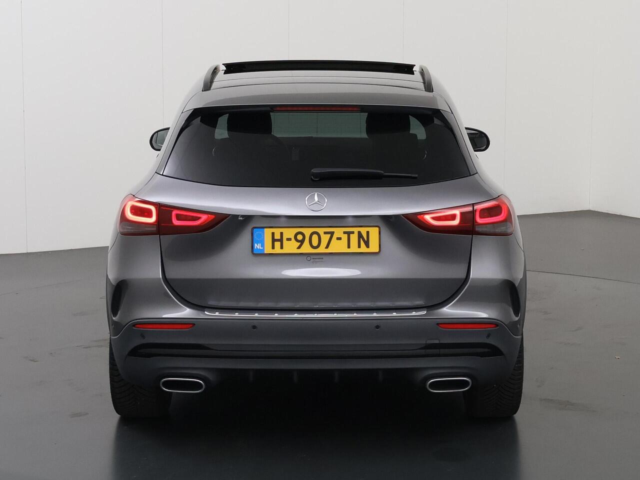 Mercedes-Benz GLA-KLASSE 200 AMG Line | Night | Panorama-schuifdak | Widescreen | Achteruitrijcamera | EASY PACK