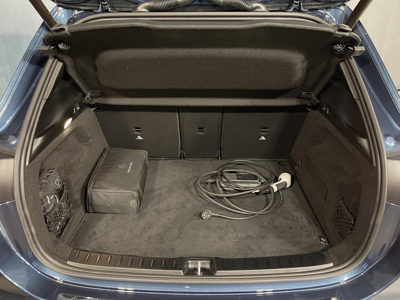 Mercedes-Benz GLA-KLASSE 250 e Business Solution AMG Limited 19"/Panoramadak/Adaptieve cruise/Sfeerverlichting/Stoelverwarming/Camera/Elektrische klep