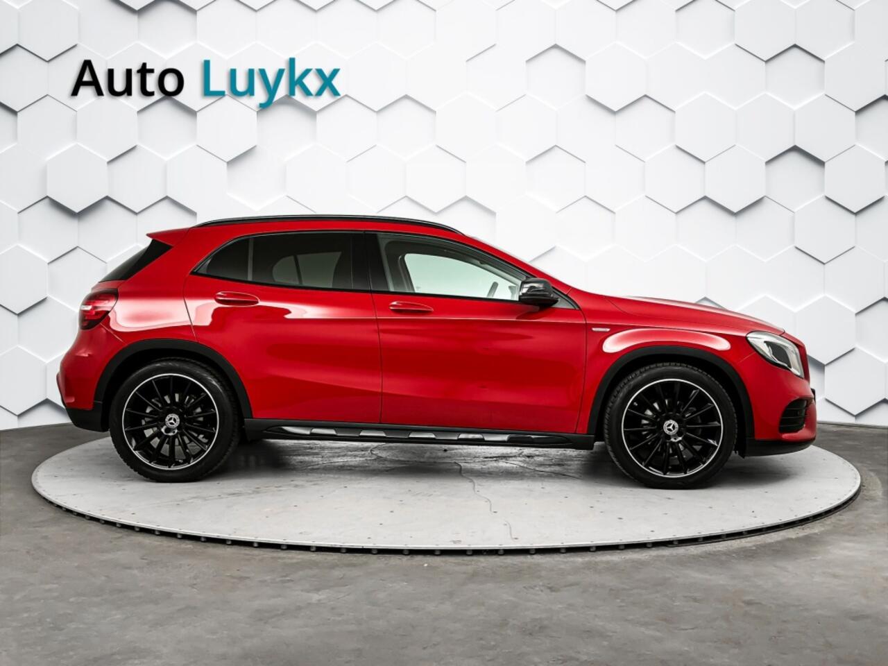 Mercedes-Benz GLA-KLASSE 200 Premium Automaat | Navigatie | Elektrische Achterklep | Lederen Bekleding