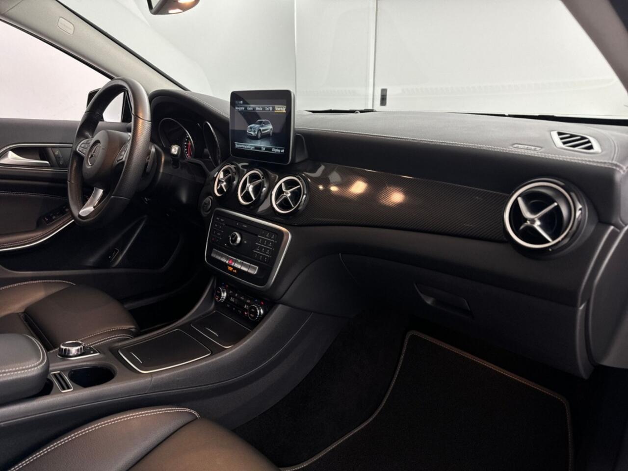 Mercedes-Benz GLA-KLASSE 200 Premium Automaat | Navigatie | Elektrische Achterklep | Lederen Bekleding