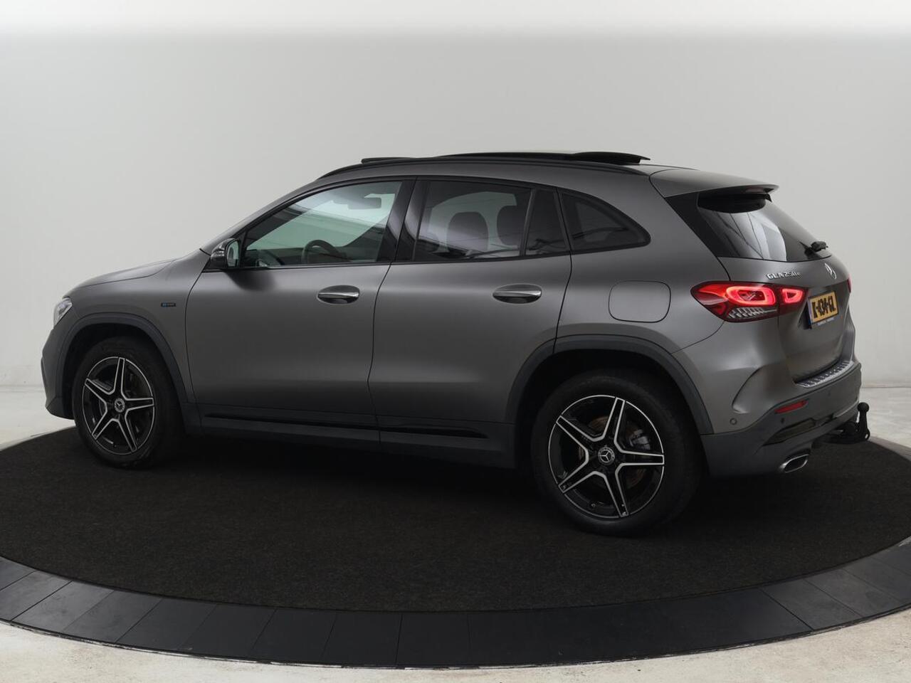 Mercedes-Benz GLA-KLASSE 250e AMG Limited | Panoramadak | Trekhaak | Adaptive cruise | Stoelverwarming | Memory | Matrix LED | Leder/Alcantara | Navigatie | Camera | Sfeerverlichting | PHEV | Plug In