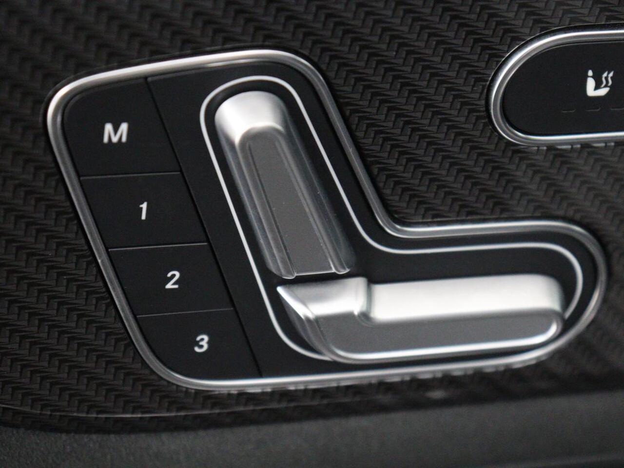 Mercedes-Benz GLA-KLASSE 250e AMG Limited | Panoramadak | Trekhaak | Adaptive cruise | Stoelverwarming | Memory | Matrix LED | Leder/Alcantara | Navigatie | Camera | Sfeerverlichting | PHEV | Plug In