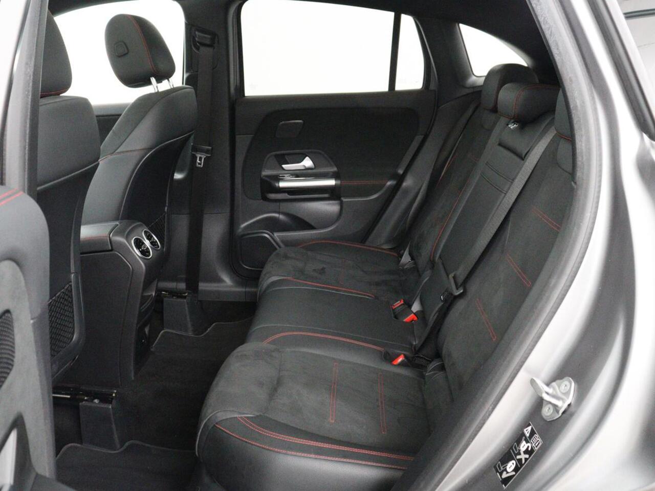 Mercedes-Benz GLA-KLASSE 250e AMG Limited | Panoramadak | Trekhaak | Adaptive cruise | Stoelverwarming | Memory | Matrix LED | Leder/Alcantara | Navigatie | Camera | Sfeerverlichting | PHEV | Plug In