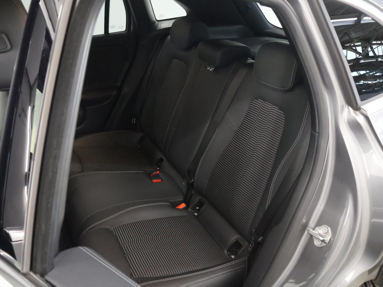 Mercedes-Benz GLA-KLASSE 200 Business Solution Luxury | Trekhaak | Stoelverwarming | Getint glas | Achteruitrijcamera |