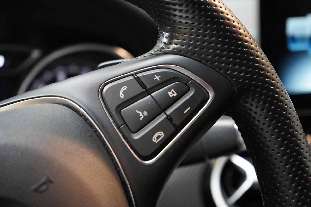 Mercedes-Benz GLA-KLASSE 200 Premium Plus AMG pakket | Leder | Sportstoelen | Camera | Navigatie | Unieke km-stand