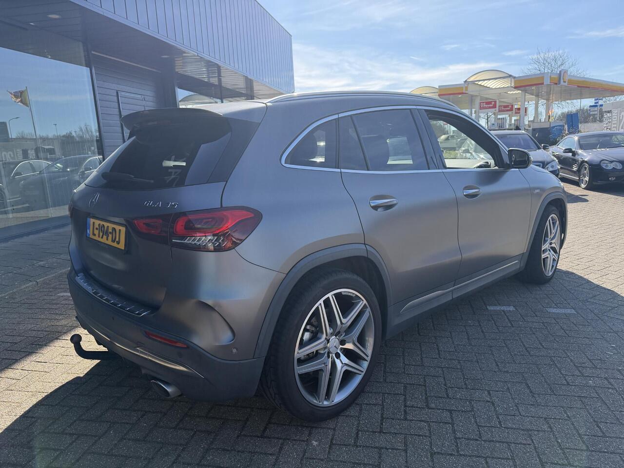 Mercedes-Benz GLA-KLASSE AMG 35 4MATIC AUTOMAAT| PANORAMADAK |NAVIGATIE | CAMERA | HEAD-UP DISPLAY |BURMEISTER AUDIO |DODE HOEK | ELECT STOELEN |CRUISECONTROL |PARKEERSENSOREN