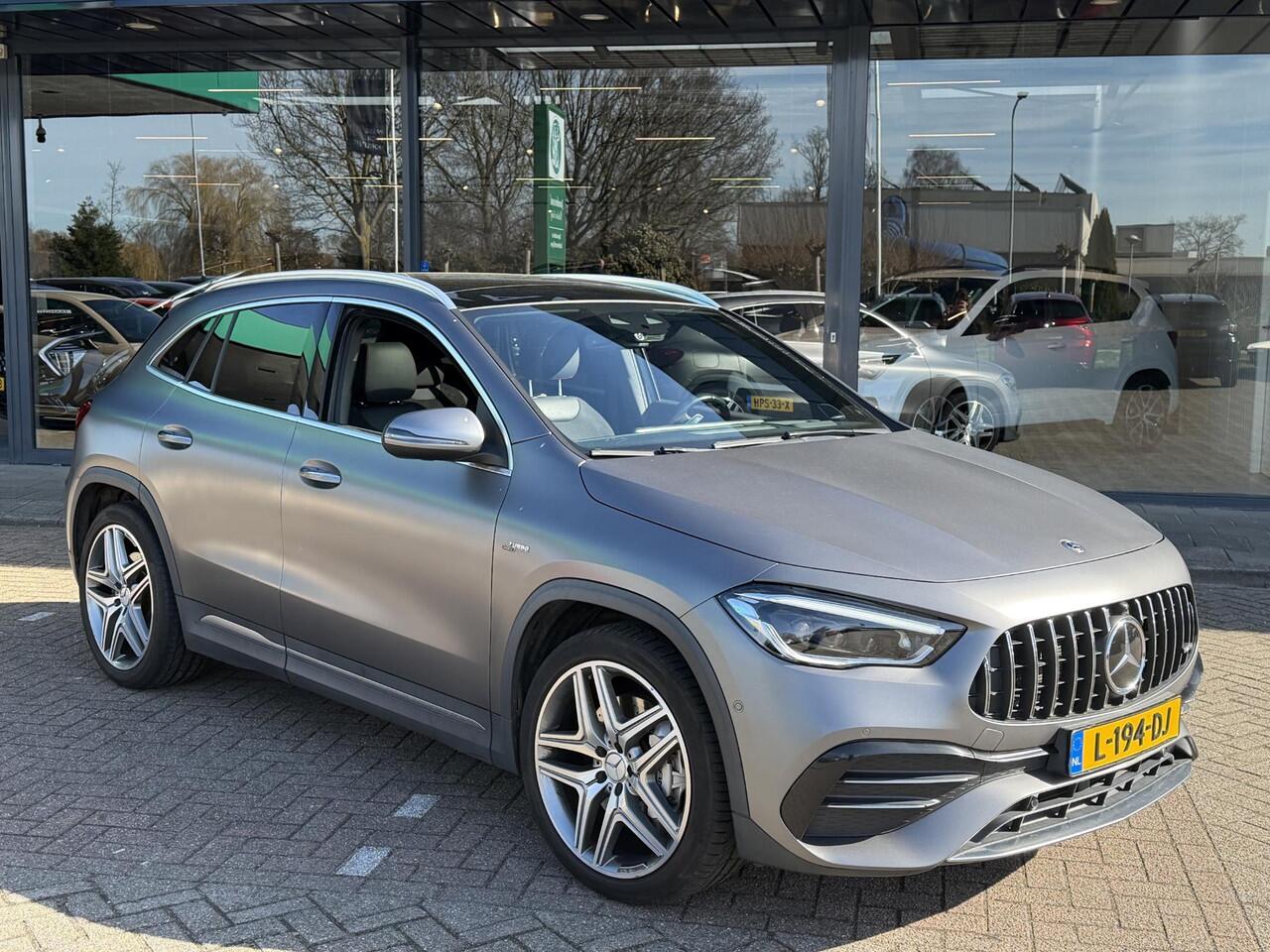 Mercedes-Benz GLA-KLASSE AMG 35 4MATIC AUTOMAAT| PANORAMADAK |NAVIGATIE | CAMERA | HEAD-UP DISPLAY |BURMEISTER AUDIO |DODE HOEK | ELECT STOELEN |CRUISECONTROL |PARKEERSENSOREN