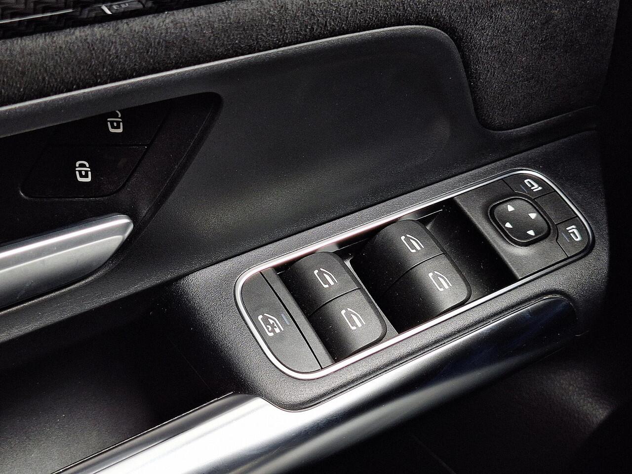 Mercedes-Benz GLA-KLASSE 250 e | AMG Line | Night pakket | Parkeersensoren rondom | Widescreen | Stoelverwarming voor | Easy Pack achterklep | LED verlichting