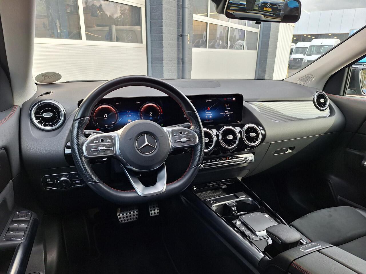 Mercedes-Benz GLA-KLASSE 250 e | AMG Line | Night pakket | Parkeersensoren rondom | Widescreen | Stoelverwarming voor | Easy Pack achterklep | LED verlichting