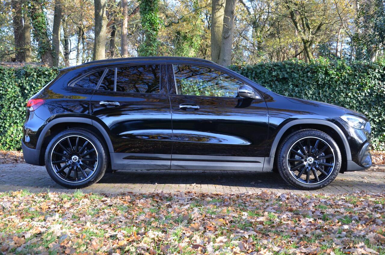 Mercedes-Benz GLA-KLASSE 200 AMG Line Automaat/Navi/Pdc/Ecc/Achteruitrijcamera/Panoramadak/Sfeerverlichting/Stoelverwarming/elektrisch verstelbare stoel(en) met geheugen/Matrix-Led/Cr-Controle/Privacy-Glass/19-Inch Lmv/Trekhaak-Afneembaar
