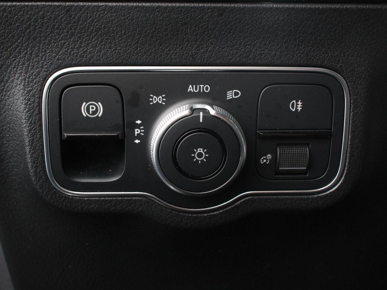 Mercedes-Benz GLA-KLASSE 200 Automaat AMG Line Nieuw model! | Navigatie | Climate Control | Camera | Sfeerverlichting | Half leder/alcantara | Led | Electrische achterklep | 19"Lichtmetalen velgen