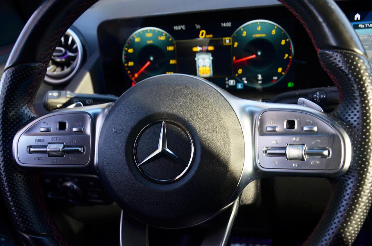 Mercedes-Benz GLA-KLASSE 200 AMG Line Automaat/Navi/Pdc/Ecc/Achteruitrijcamera/Panoramadak/Sfeerverlichting/Stoelverwarming/elektrisch verstelbare stoel(en) met geheugen/Matrix-Led/Cr-Controle/Privacy-Glass/19-Inch Lmv/Trekhaak-Afneembaar