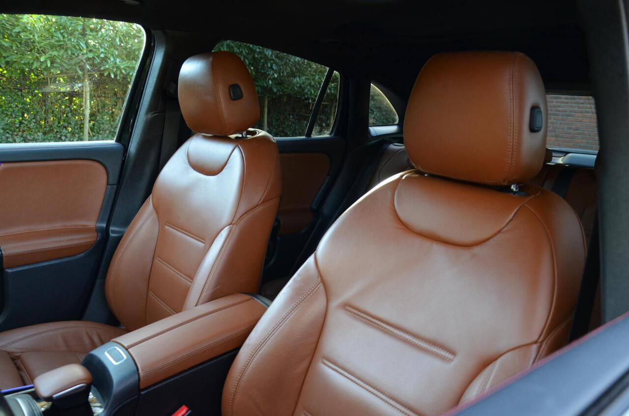 Mercedes-Benz GLA-KLASSE 200 AMG Line Automaat/Navi/Pdc/Ecc/Achteruitrijcamera/Panoramadak/Sfeerverlichting/Stoelverwarming/elektrisch verstelbare stoel(en) met geheugen/Matrix-Led/Cr-Controle/Privacy-Glass/19-Inch Lmv/Trekhaak-Afneembaar