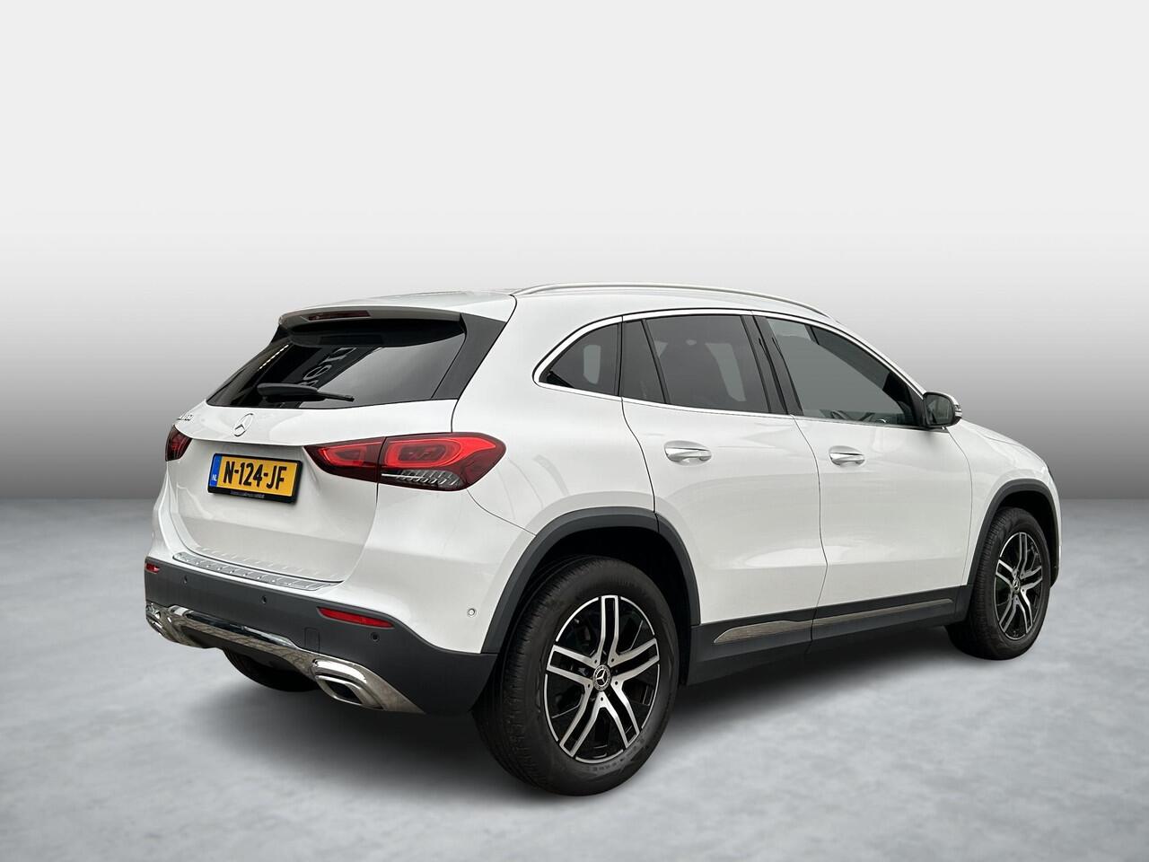 Mercedes-Benz GLA-KLASSE 180 Business Solution Luxury | Panoramadak | Memory | Sfeerverlichting