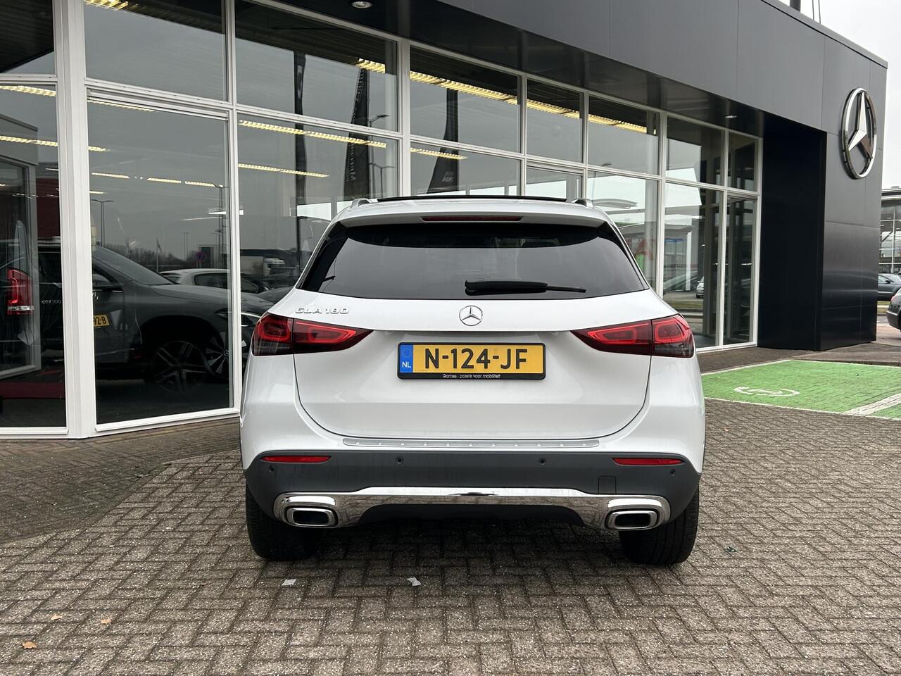 Mercedes-Benz GLA-KLASSE 180 Business Solution Luxury | Panoramadak | Memory | Sfeerverlichting