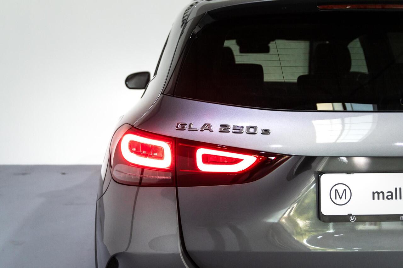 Mercedes-Benz GLA-KLASSE 250 e AMG Line PANO/MEMORY/TREKHAAK/KEYLESS/ADAPTIVE/AMG