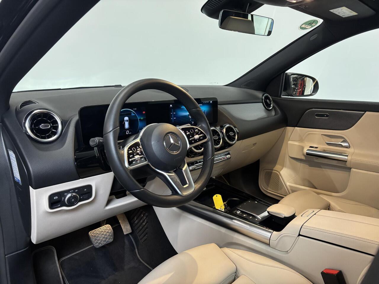 Mercedes-Benz GLA-KLASSE 200 Automaat Progressive Navigatie Climate Control Camera Parkeer sensoren Stoelverwarming DAB Lichtmetalen velgen 18" Electrisch bedienbare achterklep