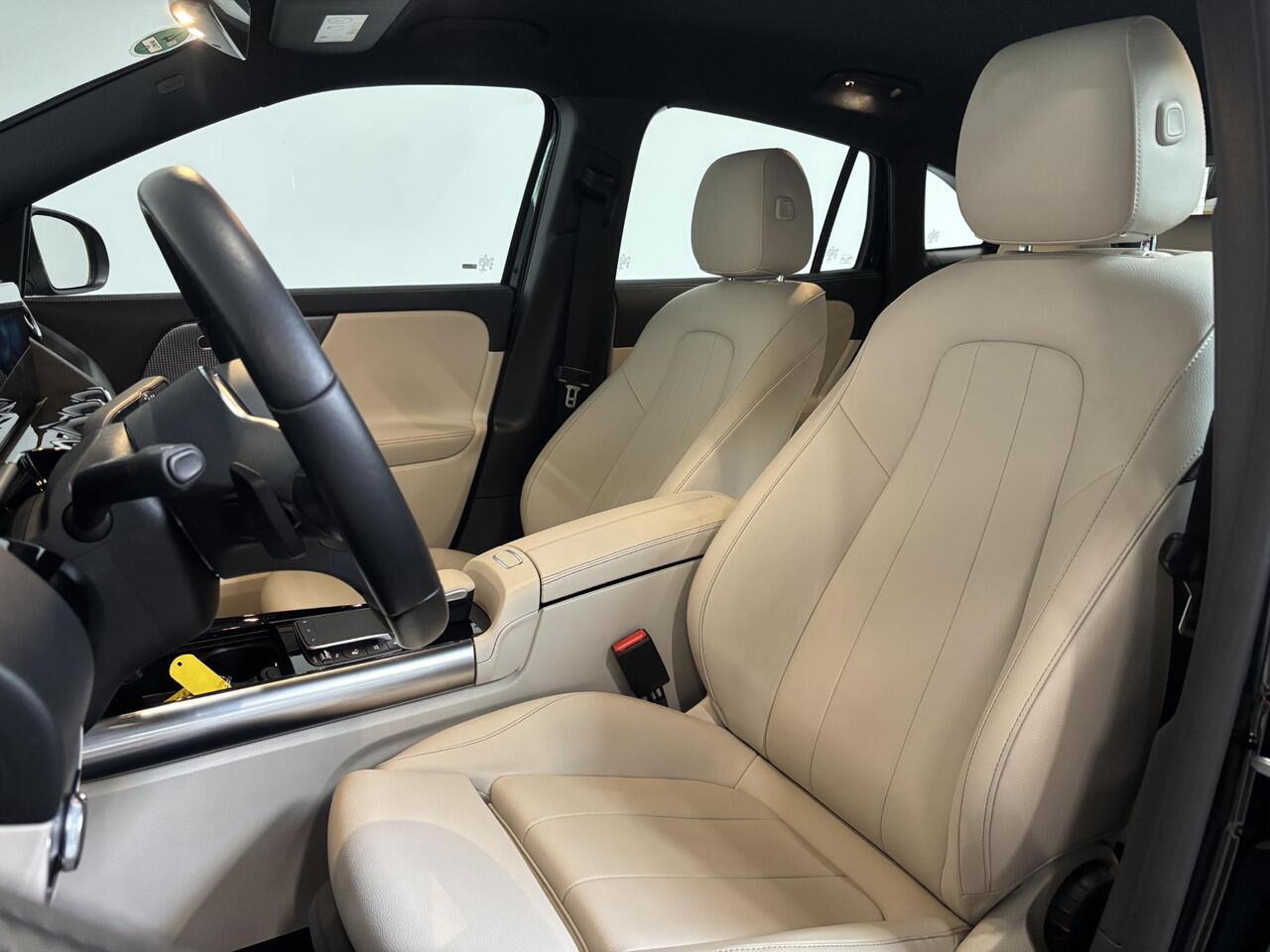 Mercedes-Benz GLA-KLASSE 200 Automaat Progressive Navigatie Climate Control Camera Parkeer sensoren Stoelverwarming DAB Lichtmetalen velgen 18" Electrisch bedienbare achterklep