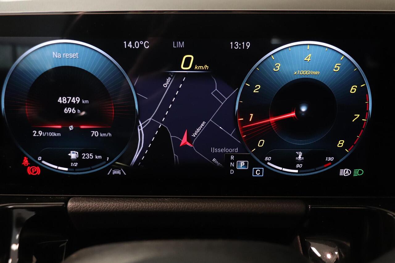 Mercedes-Benz GLA-KLASSE 200 Business Solution AMG | Burmester | Panoramadak | Matrix LED | Memory |