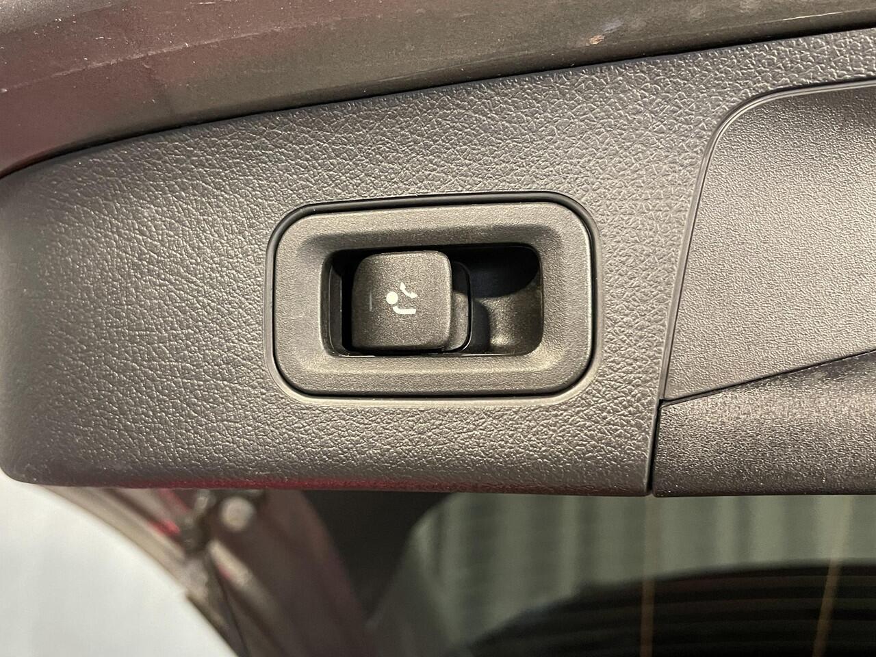 Mercedes-Benz GLA-KLASSE 250 e AMG Line 19"/Panoramadak/Trekhaak/Dodehoek/Adaptieve cruise/360 camera/Keyless/Matrix LED/Stoelverwarming/Apple Carplay & Android Auto