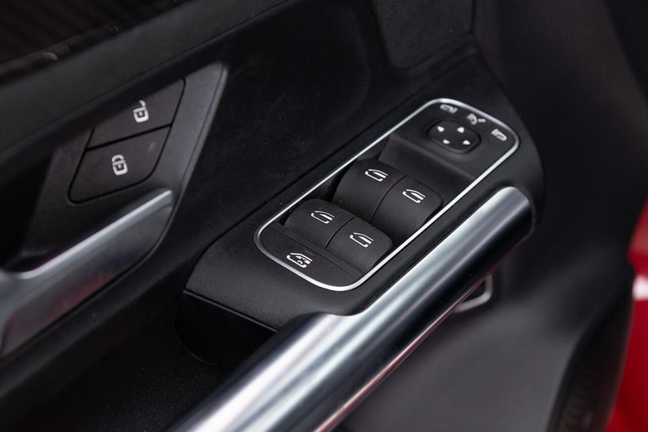 Mercedes-Benz GLA-KLASSE 250 e AMG Line | PANORAMADAK | Full LED | Trekhaak | NAVI | PHEV