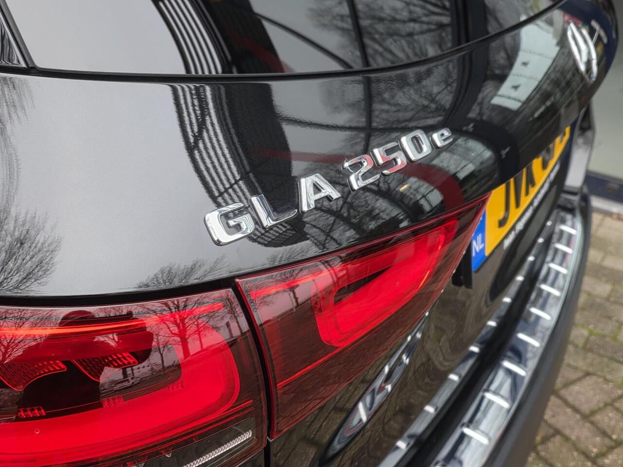 Mercedes-Benz GLA-KLASSE 250 e AMG Line | SOH 92% | Panodak | Navigatie | Sfeerverlichting | Cruise Control | 20 inch | Parkeersensoren + Camera