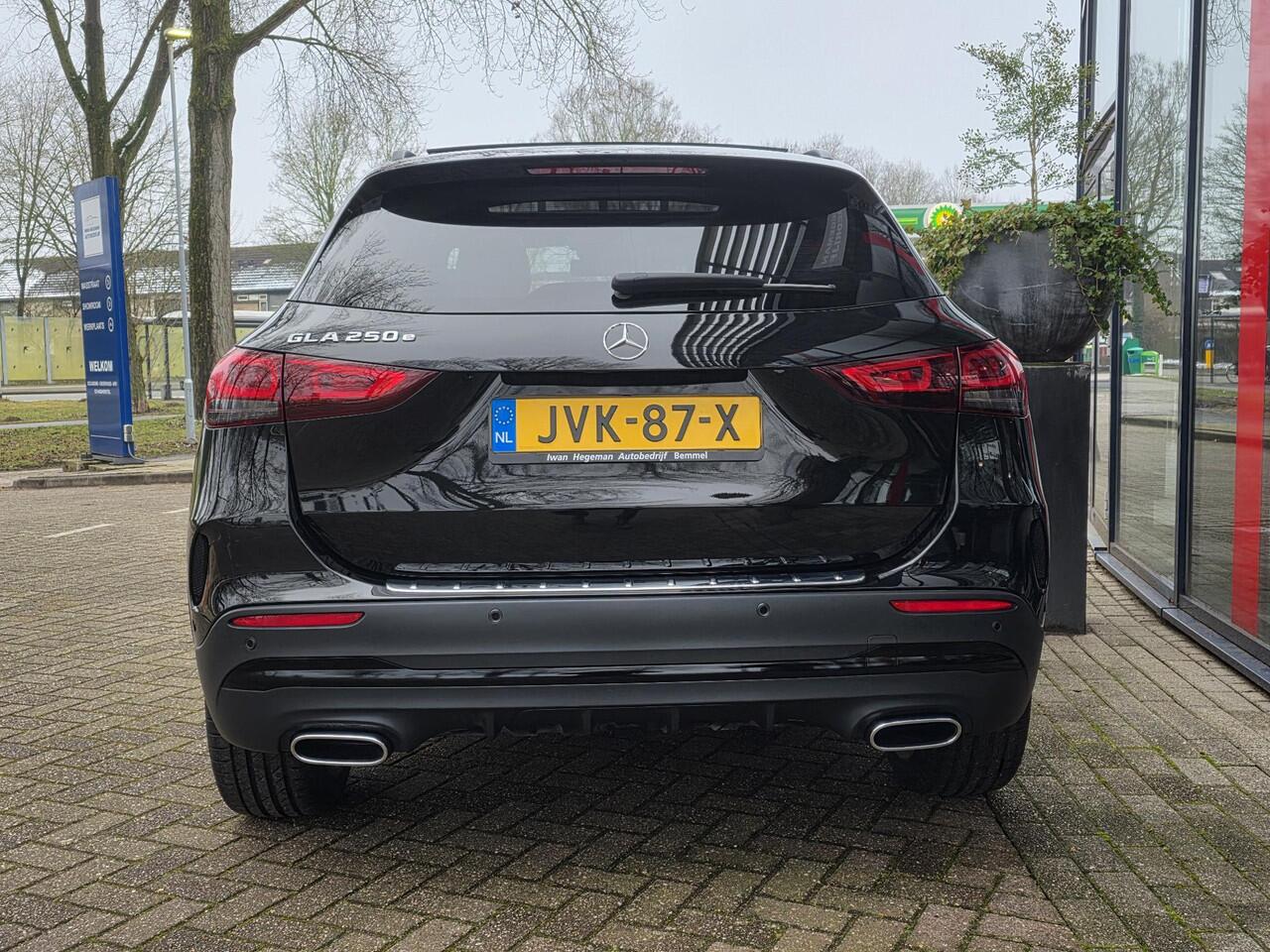 Mercedes-Benz GLA-KLASSE 250 e AMG Line | SOH 92% | Panodak | Navigatie | Sfeerverlichting | Cruise Control | 20 inch | Parkeersensoren + Camera