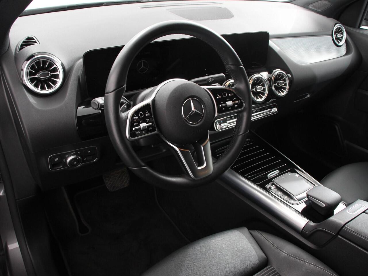 Mercedes-Benz GLA-KLASSE 200 Progressive | Climate control | Parkeersensoren | Apple carplay/ Andriod auto | Verwarmde voorstoelen | LED | Achteruitrijcamera | Adeptive cruise control