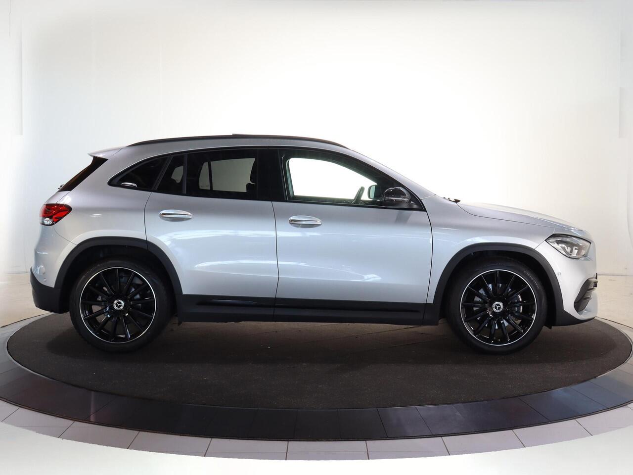 Mercedes-Benz GLA-KLASSE 180 AMG Line | 20" lichtmetalen velgen | Panoramadak | Night | Widescreen | Stoelverwarming |