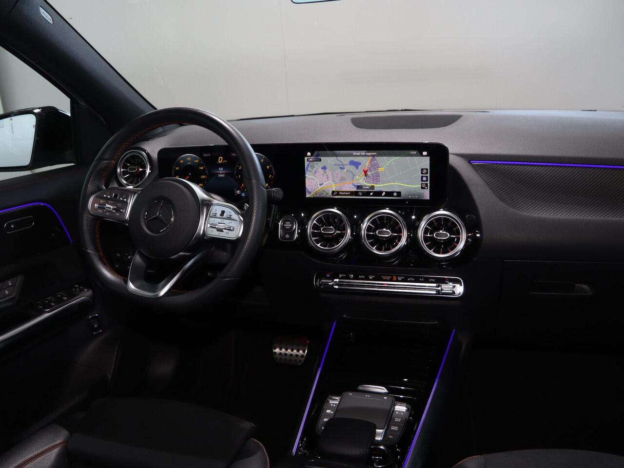 Mercedes-Benz GLA-KLASSE 180 AMG Line | 20" lichtmetalen velgen | Panoramadak | Night | Widescreen | Stoelverwarming |