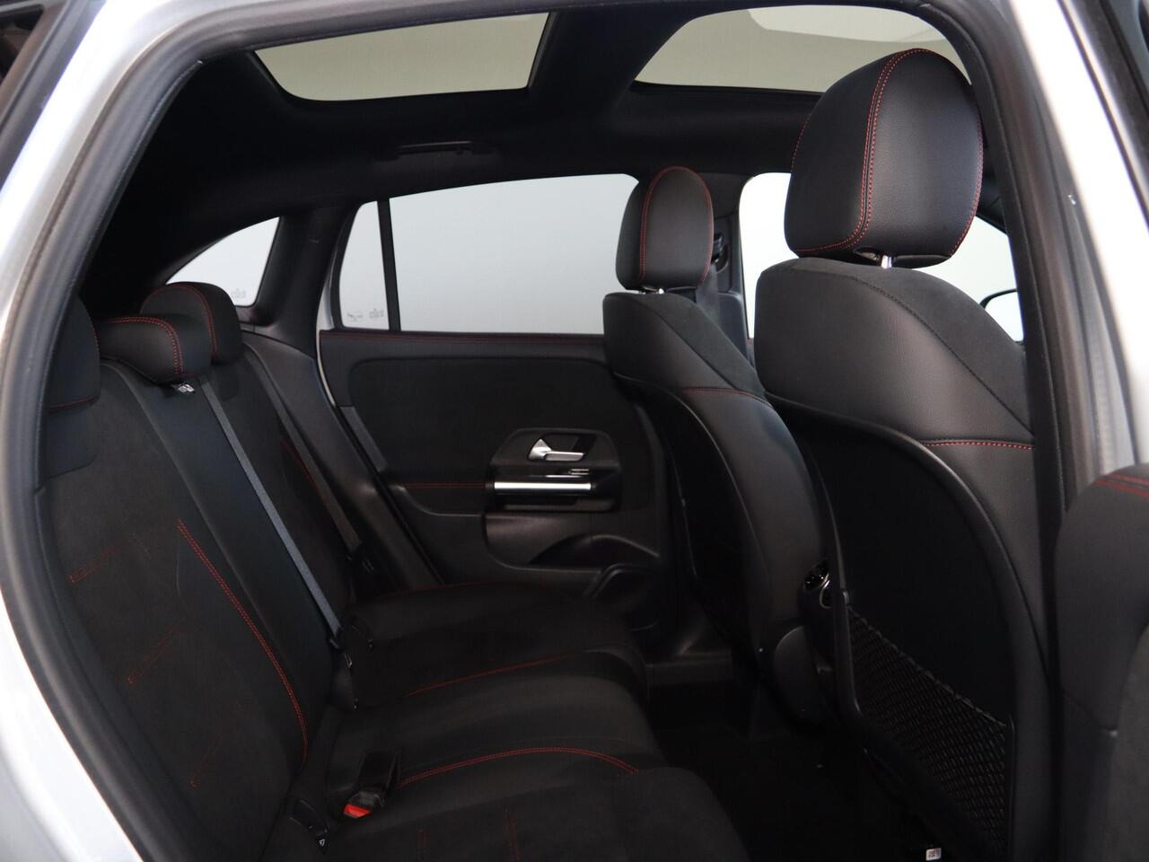 Mercedes-Benz GLA-KLASSE 180 AMG Line | 20" lichtmetalen velgen | Panoramadak | Night | Widescreen | Stoelverwarming |
