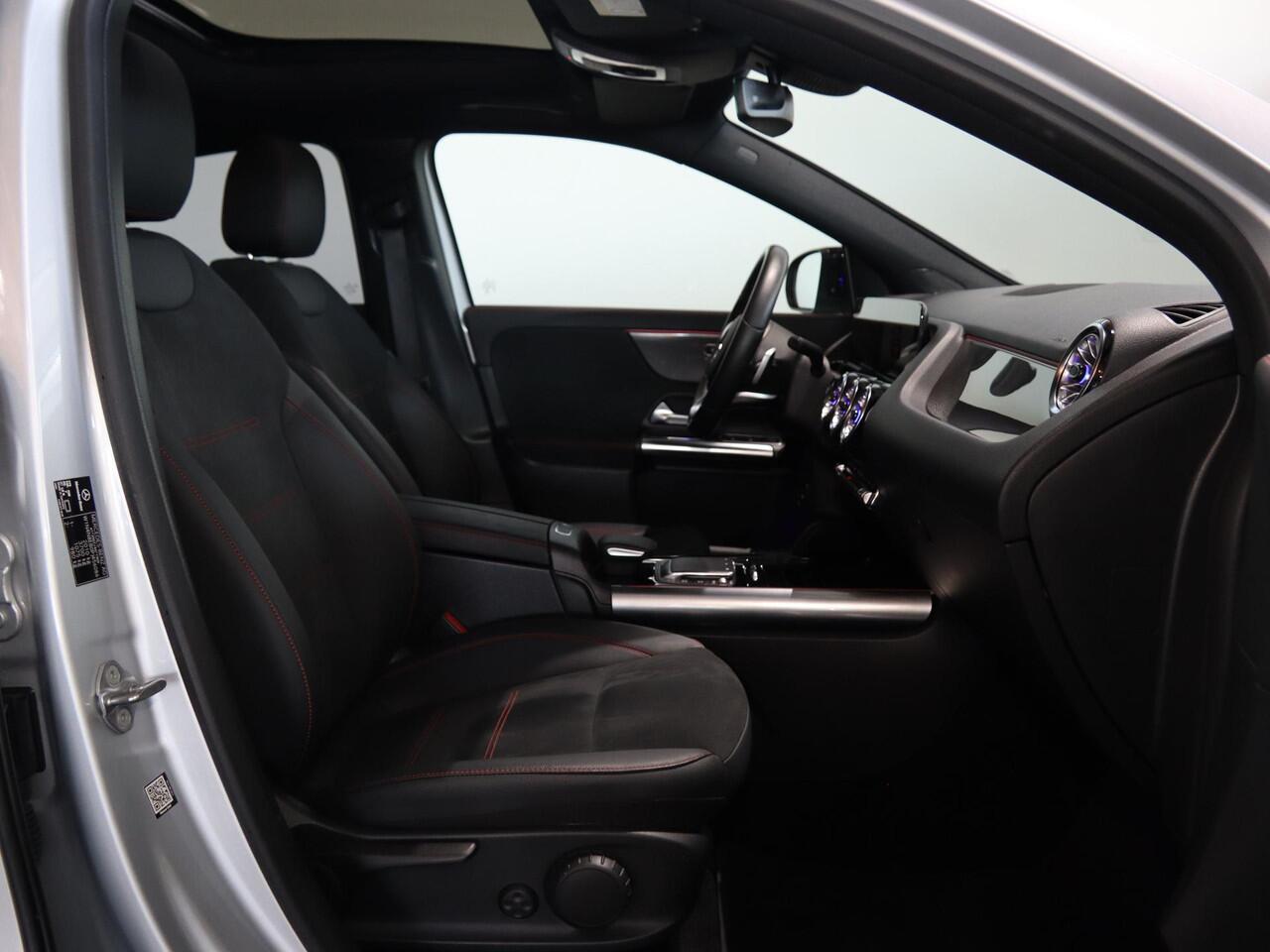 Mercedes-Benz GLA-KLASSE 180 AMG Line | 20" lichtmetalen velgen | Panoramadak | Night | Widescreen | Stoelverwarming |