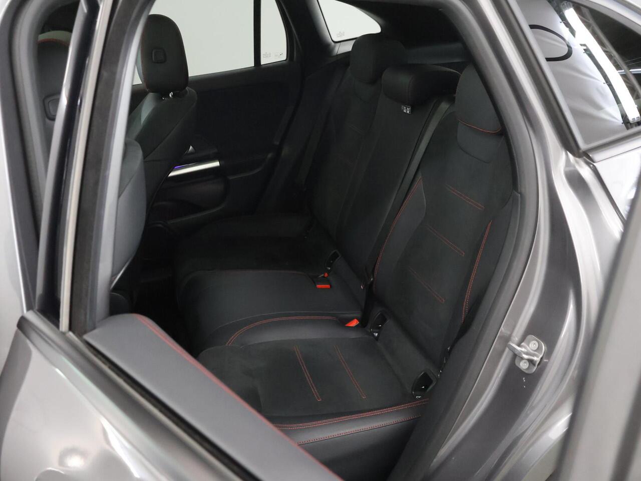 Mercedes-Benz GLA-KLASSE 250 e AMG Line | Panoramadak | Headup | Widescreen | Stoelverwarming | Sfeerverlichting | Apple Carplay |