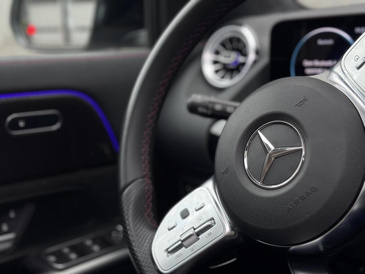 Mercedes-Benz GLA-KLASSE 220 d AMG PANO SFEER | ZO GOED ALS NIEUW !