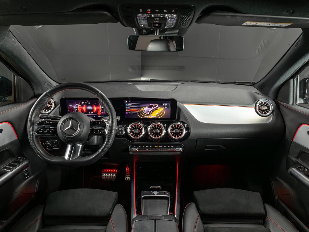 Mercedes-Benz GLA-KLASSE 180 AMG Line Panorama dak | Trekhaak