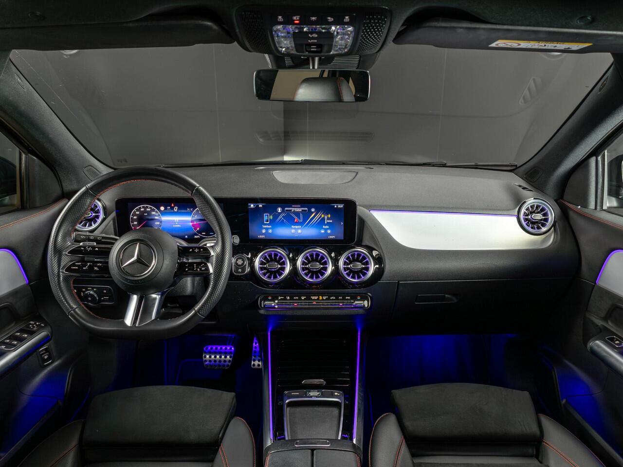 Mercedes-Benz GLA-KLASSE 180 AMG Line Panorama dak | Trekhaak