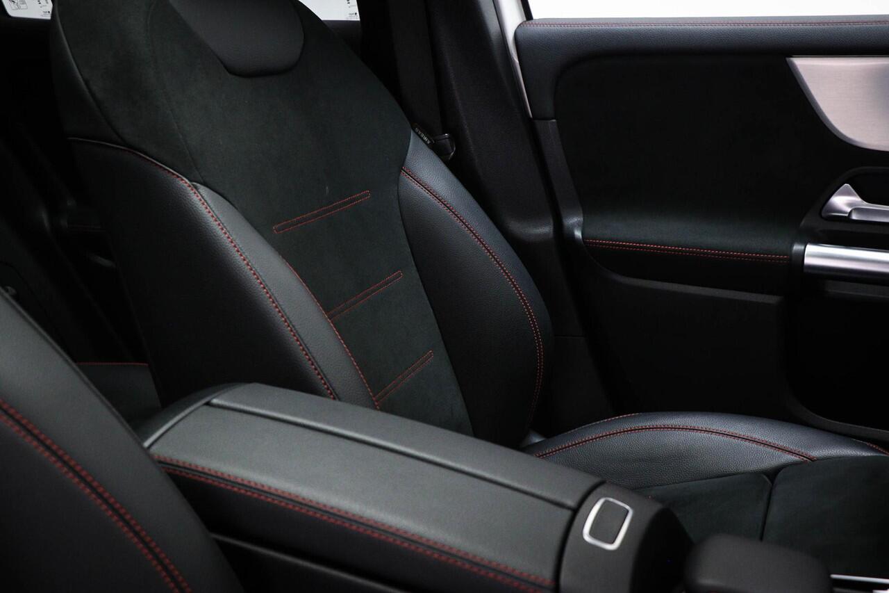 Mercedes-Benz GLA-KLASSE 180 AMG Line | PANORAMADAK | HALF LEDER | STOELVERWARMING | APPLE