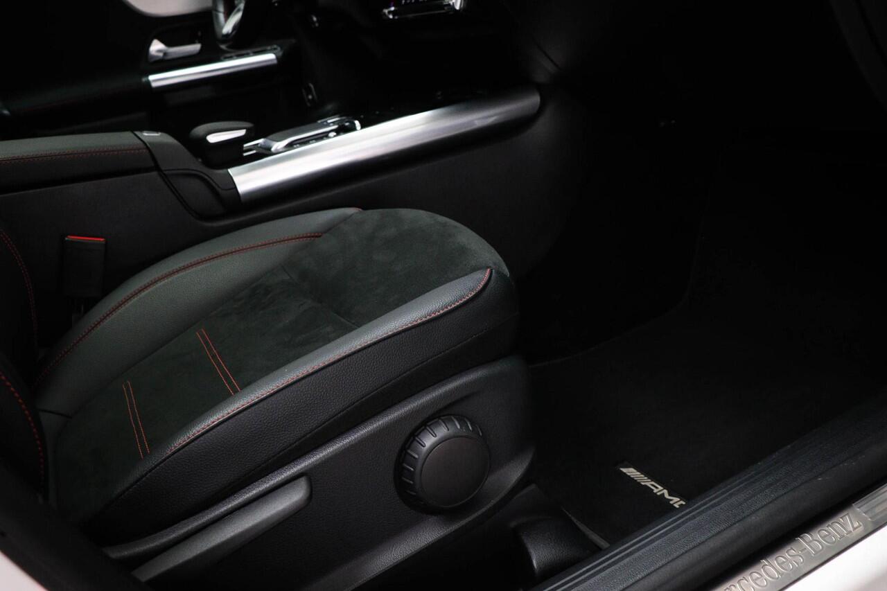 Mercedes-Benz GLA-KLASSE 180 AMG Line | PANORAMADAK | HALF LEDER | STOELVERWARMING | APPLE