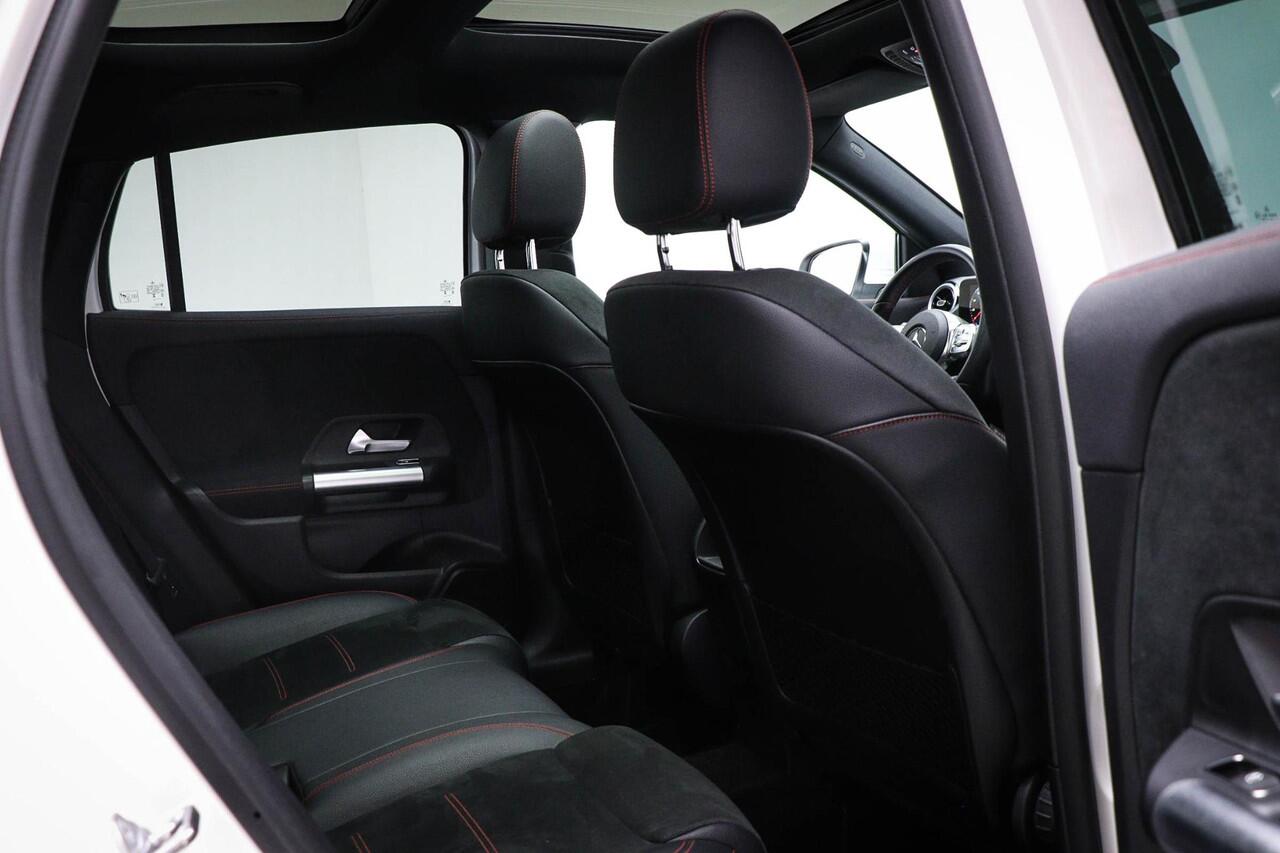 Mercedes-Benz GLA-KLASSE 180 AMG Line | PANORAMADAK | HALF LEDER | STOELVERWARMING | APPLE