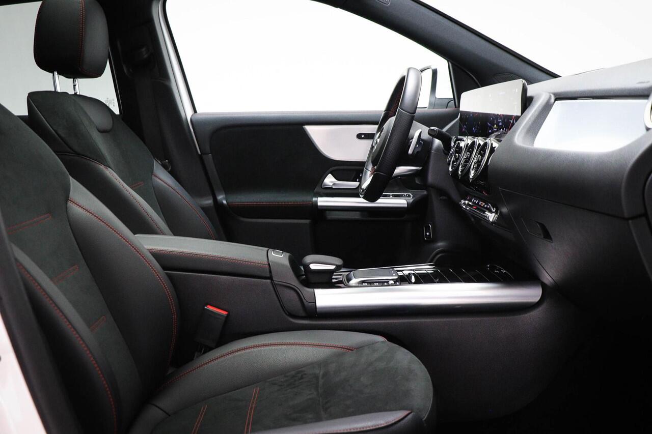 Mercedes-Benz GLA-KLASSE 180 AMG Line | PANORAMADAK | HALF LEDER | STOELVERWARMING | APPLE