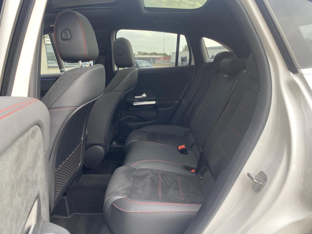 Mercedes-Benz GLA-KLASSE GLA 250 e AMG | Panoramadak Keyless Entry| Stoelverwarming| Sfeerverlichting